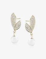 Puošnūs auskarai su kabančiais perlais